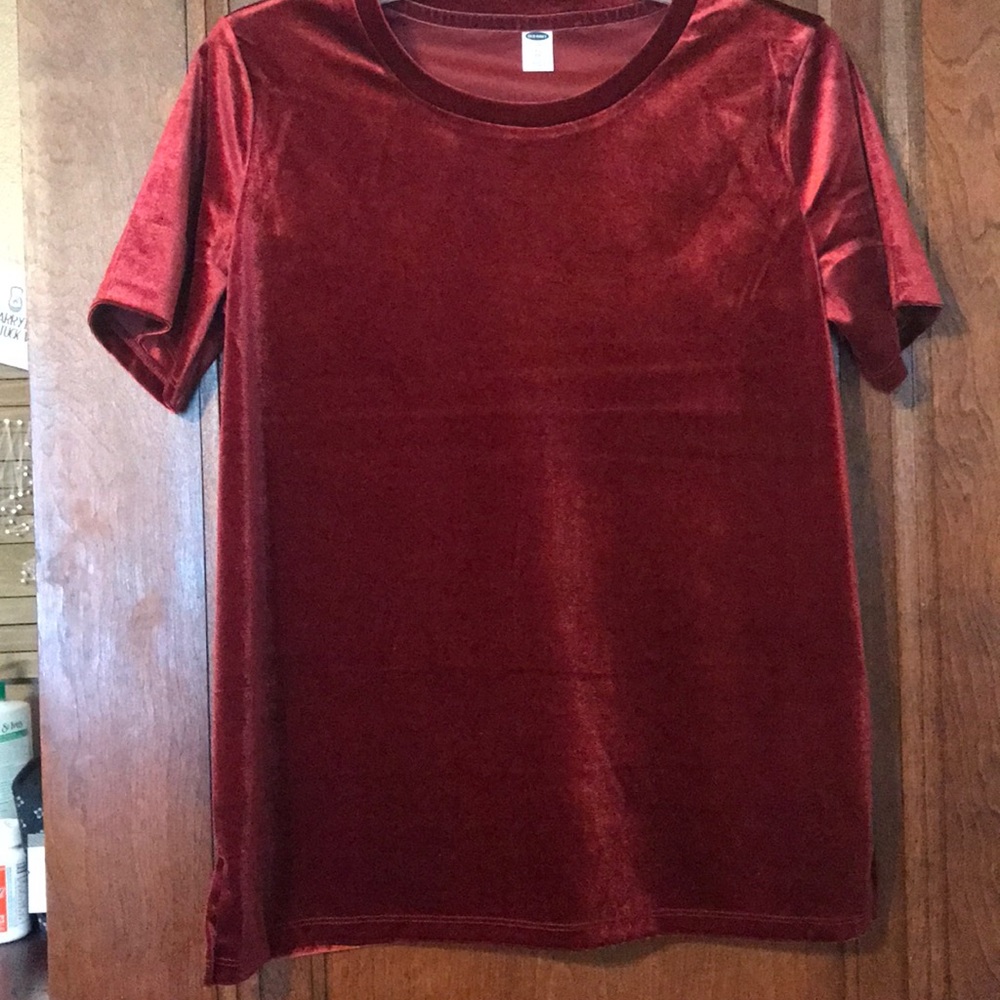 Red velvet short sleeve shirt